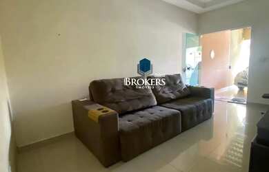 Imagem: A casa possui 3 Dormitórios, 2 Banheiros, 2 Vagas na garagem