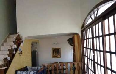 Imagem: A casa possui 2 Dormitórios, 2 Banheiros, 2 Vagas na garagem