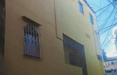 Imagem 2: Prédio com três casas e um ponto comercial