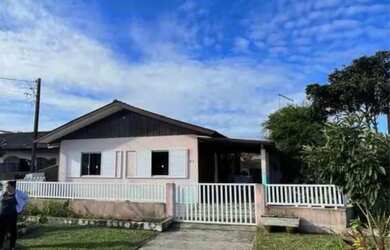 Imagem: A casa possui 3 Dormitórios, Acomodam 6 pessoas, 1 Vaga na