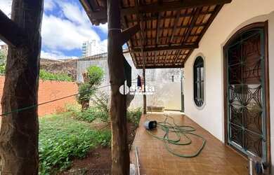 Imagem: A casa possui 5 Dormitórios, 4 Banheiros, 2 Vagas na garagem