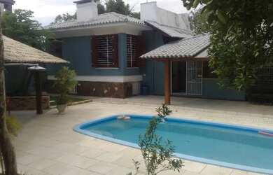 Imagem: A casa possui 4 Dormitórios, 2 Banheiros, 3 Vagas na garagem