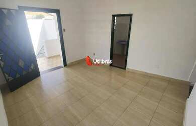 Imagem: A casa possui 2 Dormitórios, 1 Banheiro, 1 Vaga na garagem