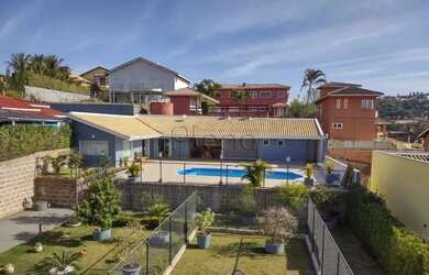 Imagem: A casa em condomínio possui 4 Dormitórios, 3 Banheiros, 5