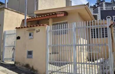 Imagem: A casa possui 2 Dormitórios, 1 Banheiro, 1 Vaga na garagem