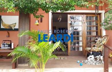 Imagem: A casa possui 4 Dormitórios, 4 Banheiros, 4 Vagas na garagem