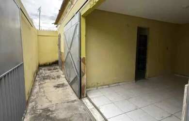 Imagem: A casa possui 3 Dormitórios, 2 Banheiros, 2 Vagas na garagem