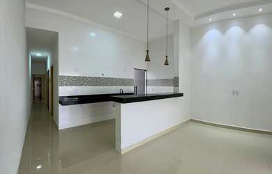 Imagem: A casa possui 3 Dormitórios, 2 Banheiros, 2 Vagas na garagem