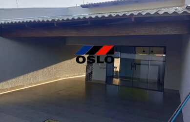 Imagem: A casa possui 3 Dormitórios, 2 Banheiros, 2 Vagas na garagem