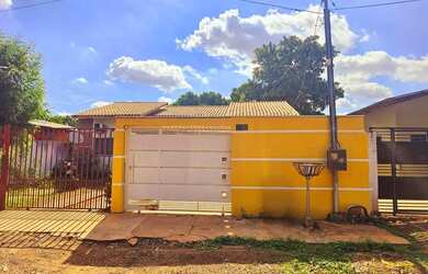 Imagem: A casa possui 2 Dormitórios, 1 Banheiro, 2 Vagas na garagem