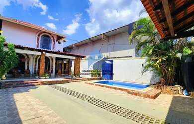 Imagem: A casa possui 4 Dormitórios, 5 Banheiros, 5 Vagas na garagem