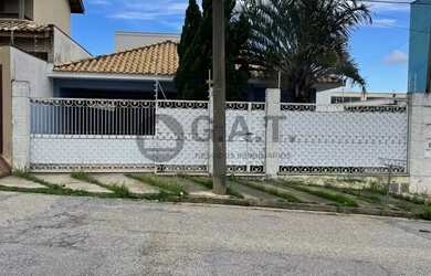 Imagem: A casa possui 3 Dormitórios, 3 Banheiros, 4 Vagas na garagem