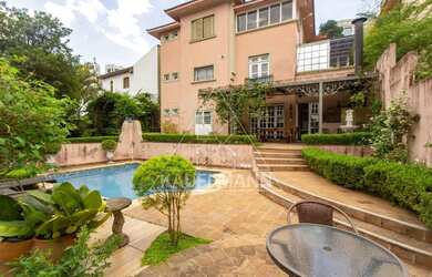 Imagem: A casa possui 5 Dormitórios, 5 Banheiros, 3 Vagas na garagem