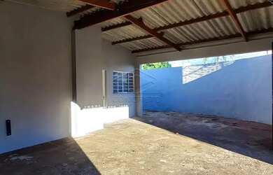 Imagem: A casa possui 2 Dormitórios, 1 Banheiro, 2 Vagas na garagem