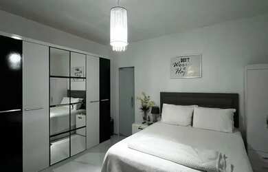 Imagem: A casa possui 3 Dormitórios, 1 Banheiro, 2 Vagas na garagem