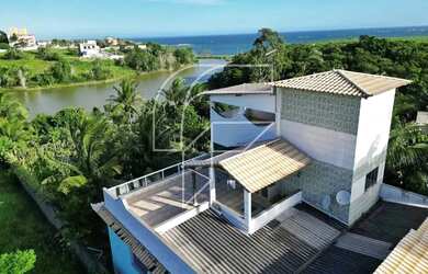 Imagem: A casa possui 3 Dormitórios, 2 Banheiros, 2 Vagas na garagem