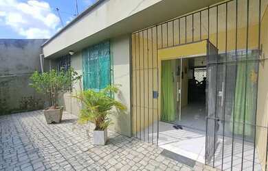 Imagem: A casa possui 3 Dormitórios, 3 Banheiros, 1 Vaga na garagem