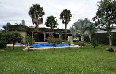 Imagem: A casa possui 3 Dormitórios, 4 Banheiros, 5 Vagas na garagem