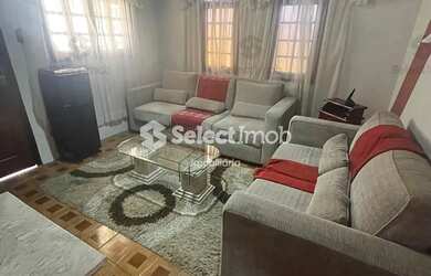 Imagem: A casa possui 2 Dormitórios, 1 Banheiro, 2 Vagas na garagem