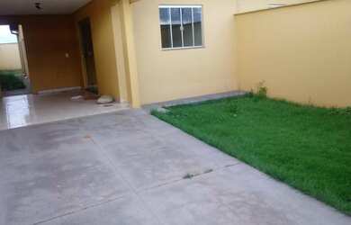 Imagem: A casa possui 2 Dormitórios, 1 Banheiro e 2 Vagas na garagem