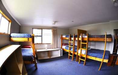 Imagem: A pousada chalé possui 5 Dormitórios, 2 Vagas na garagem e