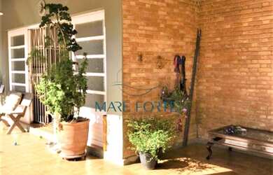 Imagem: A casa possui 3 Dormitórios, 2 Banheiros, 2 Vagas na garagem