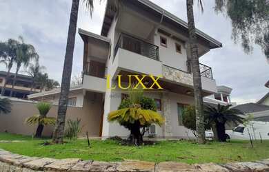 Imagem: A casa em condomínio possui 4 Dormitórios, 5 Banheiros, 532m²