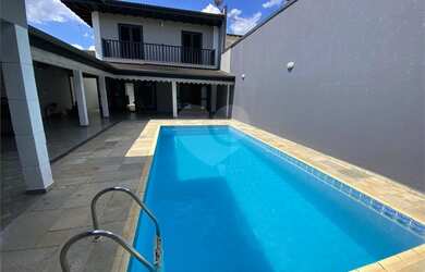 Imagem: A casa possui 3 Dormitórios, 2 Banheiros, 5 Vagas na garagem