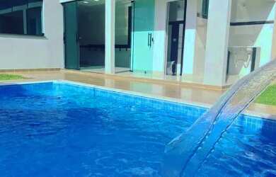 Imagem: A casa possui 3 Dormitórios, 2 Banheiros, 2 Vagas na garagem