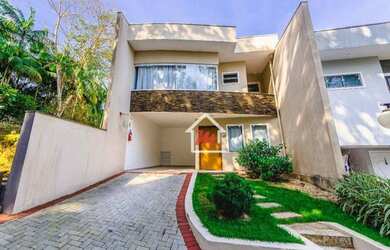 Imagem: A casa possui 3 Dormitórios, 3 Banheiros, 2 Vagas na garagem