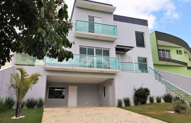 Imagem: A casa possui 3 Dormitórios, 4 Banheiros, 4 Vagas na garagem