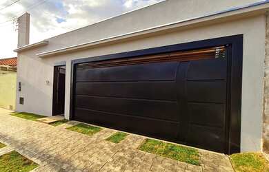 Imagem: A casa possui 2 Dormitórios, 1 Banheiro e 1 Vaga na garagem