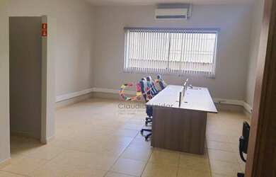 Imagem: O depósito possui 1 Vaga na garagem, 30m² de Área e está