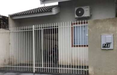 Imagem: A casa possui 1 Dormitório, 1 Banheiro, 1 Vaga na garagem