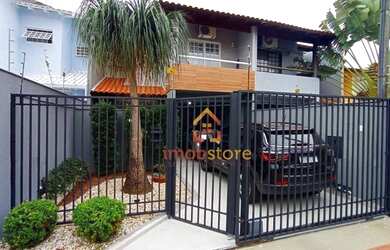 Imagem: A casa possui 3 Dormitórios, 2 Banheiros, 2 Vagas na garagem