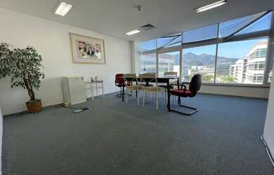 Imagem: O depósito possui 1 Vaga na garagem, 57m² de Área e está