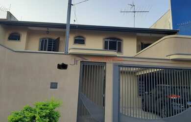 Imagem: A casa possui 3 Dormitórios, 3 Banheiros, 2 Vagas na garagem