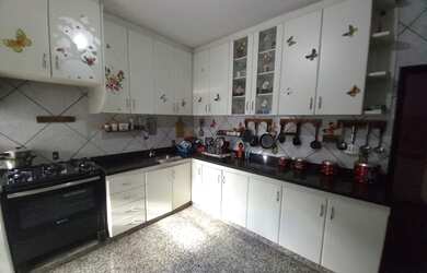 Imagem: A casa possui 3 Dormitórios, 2 Banheiros, 3 Vagas na garagem