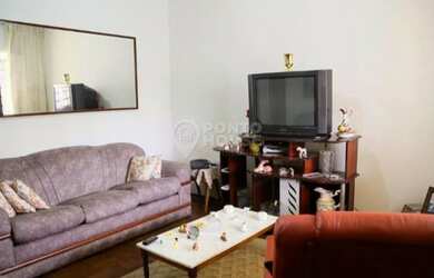 Imagem: A casa possui 3 Dormitórios, 1 Banheiro, 3 Vagas na garagem