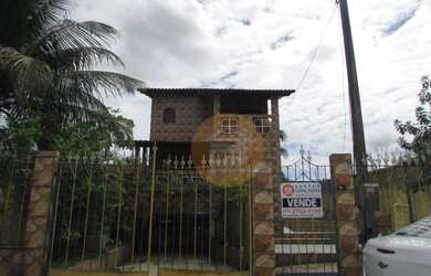 Imagem: A casa possui 4 Dormitórios, 2 Banheiros, 2 Vagas na garagem