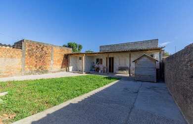 Imagem: A casa possui 2 Dormitórios, 1 Banheiro, 3 Vagas na garagem