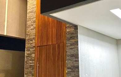 Imagem: A casa possui 3 Dormitórios, 3 Banheiros, 2 Vagas na garagem