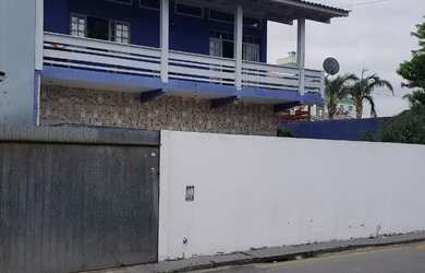 Imagem: A casa possui 4 Dormitórios, 2 Banheiros, 5 Vagas na garagem