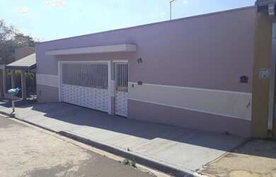 Imagem: A casa possui 2 Dormitórios, 1 Banheiro, 4 Vagas na garagem