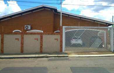 Imagem: A casa possui 3 Dormitórios, 2 Banheiros, 3 Vagas na garagem