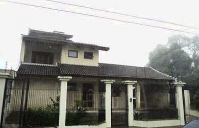 Imagem: A casa possui 4 Dormitórios, 4 Banheiros, 4 Vagas na garagem