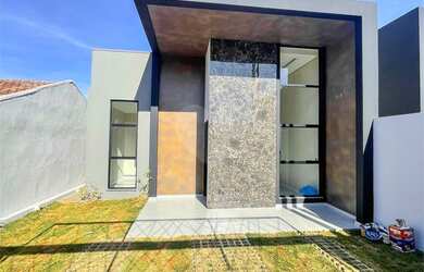 Imagem: A casa possui 3 Dormitórios, 2 Banheiros, 2 Vagas na garagem