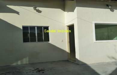 Imagem: A casa possui 3 Dormitórios, 2 Banheiros, 2 Vagas na garagem