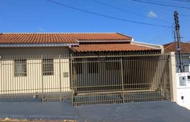 Imagem: A casa possui 3 Dormitórios, 1 Banheiro, 2 Vagas na garagem