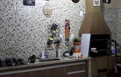 Imagem: A casa possui 2 Dormitórios, 1 Banheiro, 2 Vagas na garagem